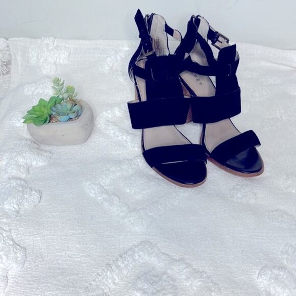 Hinge Cora Layered Block Heel Sandal Black Suede size 9.5 - Picture 12 of 12
